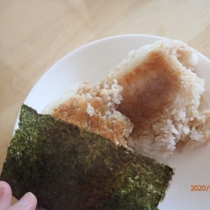 フライパンで焼きおにぎり（醤油・海苔）